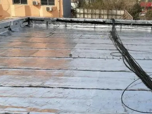 磴口卫生间漏水维修公司分享下磴口屋面楼顶防水刚性防水层施工要点。